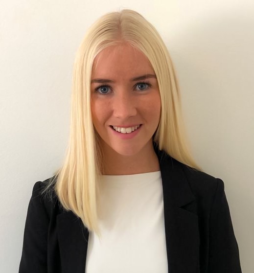 Bewo Management von Inklusiv Wohnen. Blonde langhaarige Frau, die lächelt.